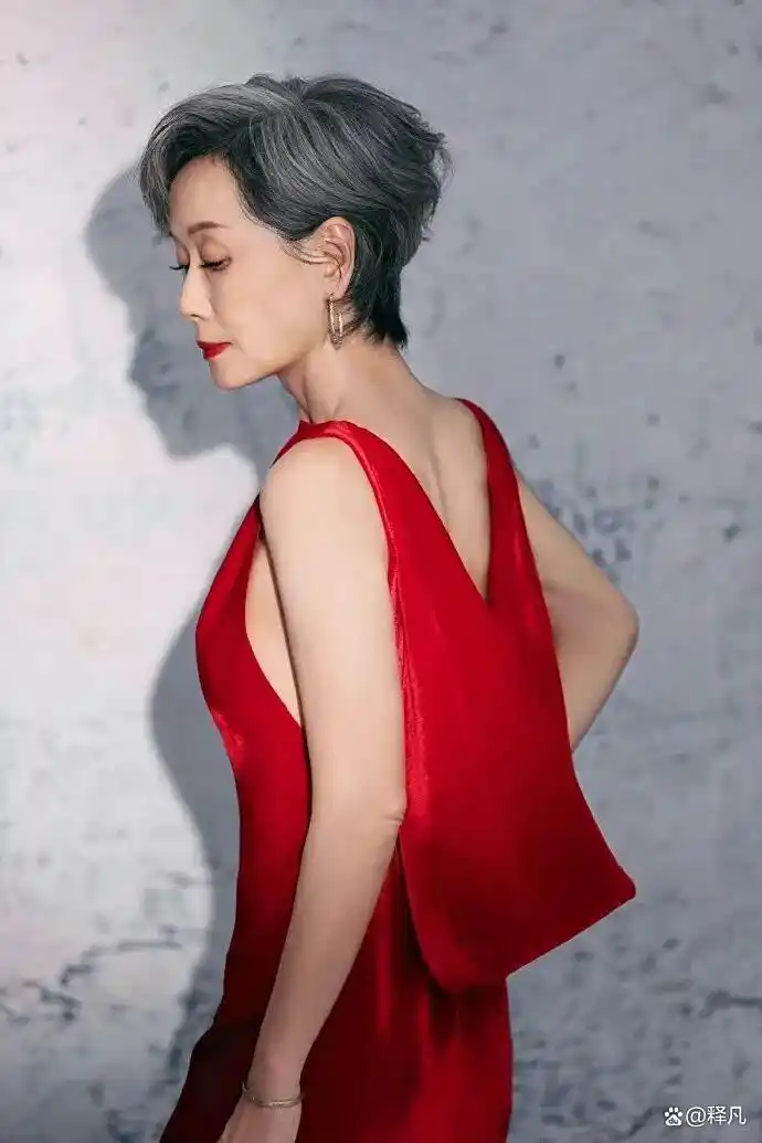 62岁叶童首次跨界央视主持“湾区升明月”!魅力四射