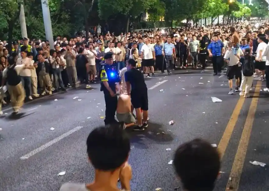 男子持刀被路人踹倒送进派出所?警方通报:手拿折扇被误认