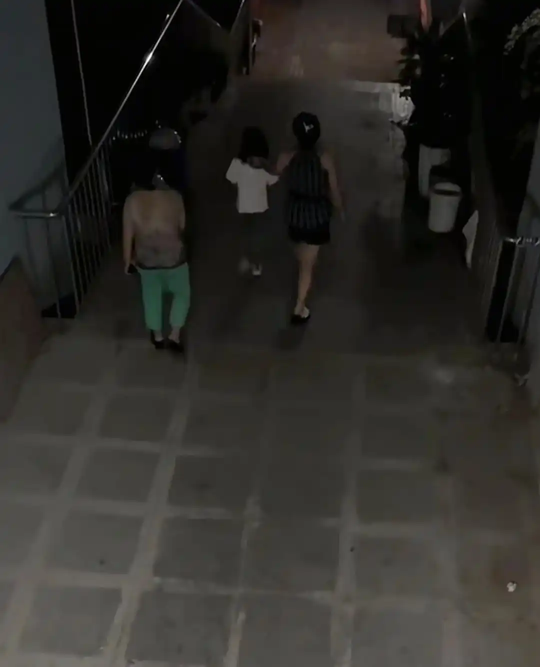 7岁女孩中秋节到同学家玩,爸爸一直没来接她,两天后发现其父已在家中离世