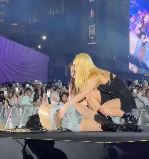 突发!泫雅在澳门音乐节演出时晕倒,缓慢瘫软倒地被工作人员抱下台