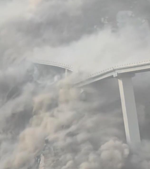 四川阿坝红旗桥发生垮塌,现场腾起巨大烟尘,大桥今年才建成