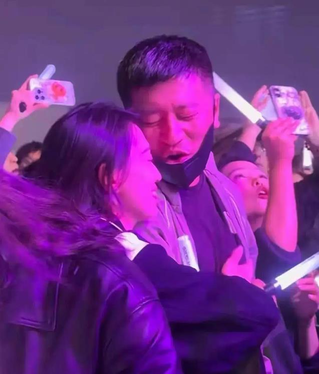 张雪峰演唱会风波升级,小7岁妻子沉默不语,知情人曝其已离婚5年