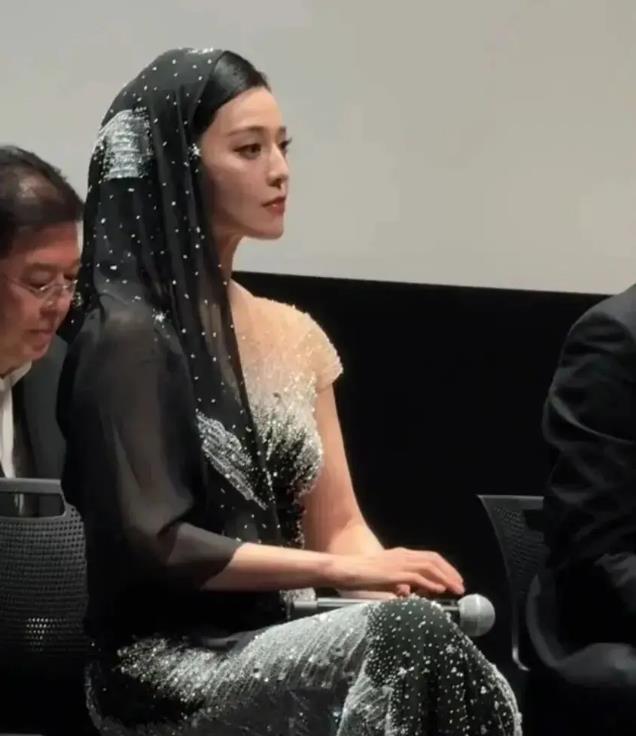 43岁范冰冰亮相东京,头戴纱巾身材圆润,网友:她的胳膊是怎么回事?