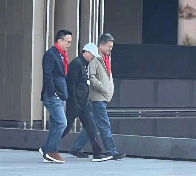 马云戴工牌现身蚂蚁园区!两天连抛AI大招,亲自下场指挥AI大战?