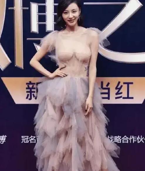 她曾是清纯玉女，因名气不高风格大变，龚玥菲柳岩都没她敢穿