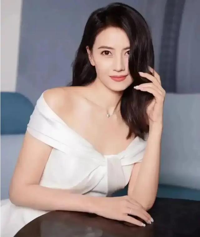 大胆、半露内裤下乳全显？女性艺人的大胆穿着社会争议与穿衣自由