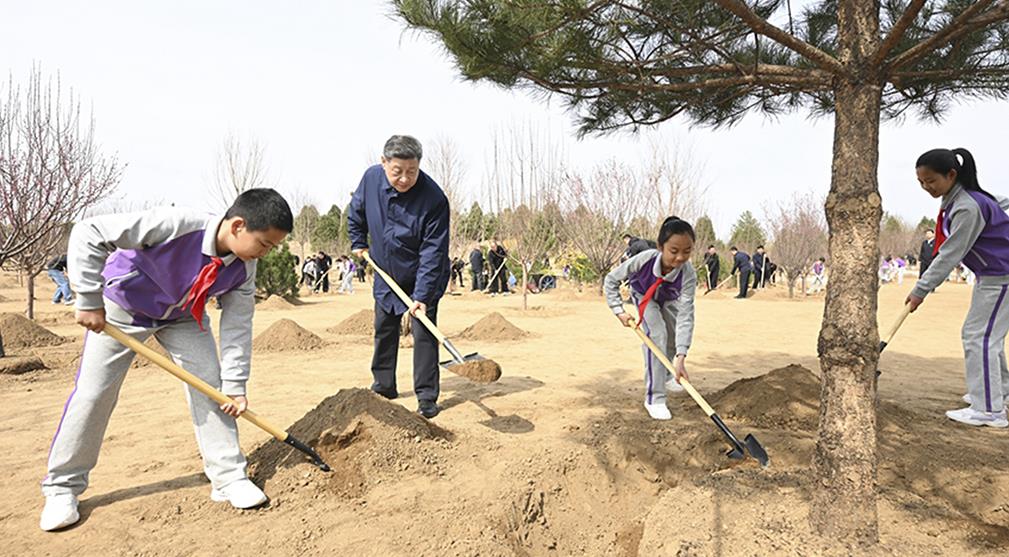 习近平在参加首都义务植树活动时强调 为山川大地增添锦绣 让中国式现代化底色更加亮丽
