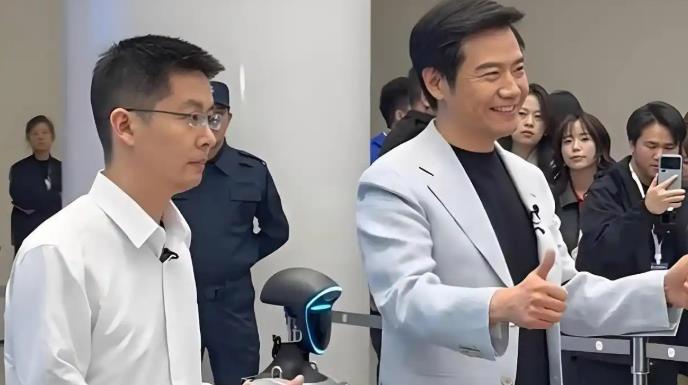 雷军现身宇树科技，用脚猛踹人形机器人，现场与其“过招”，王兴兴全程陪同